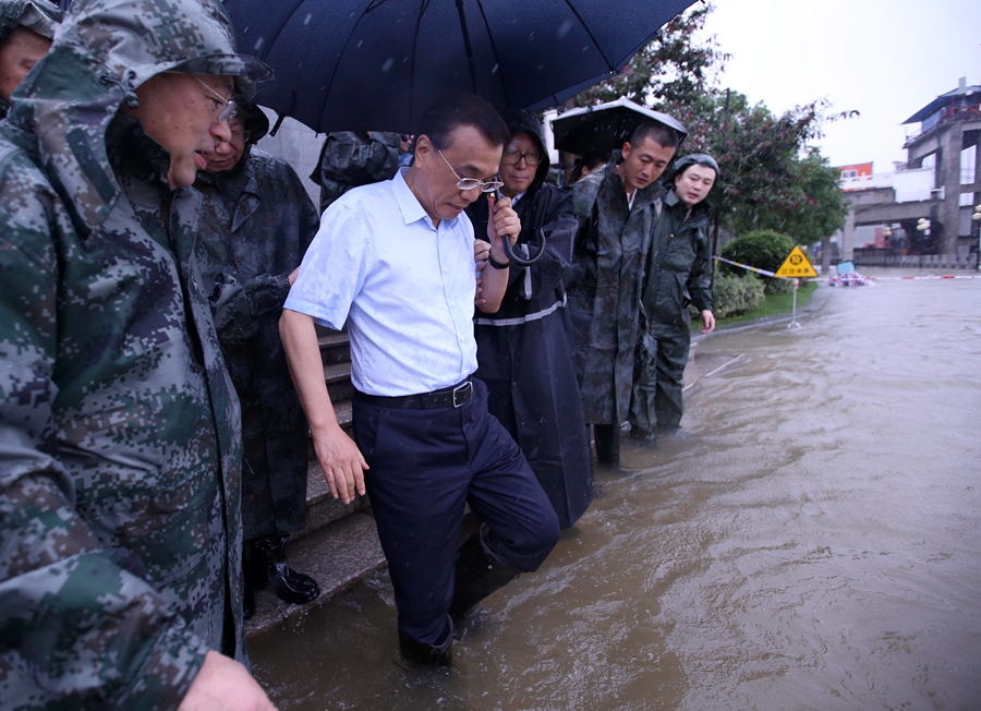 Premier Li visits flood-hit Wuhan