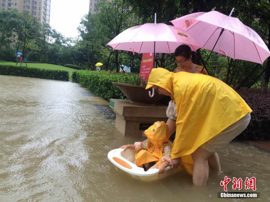 Waterlogging paralyzes Chinese metropolis on Yangtze