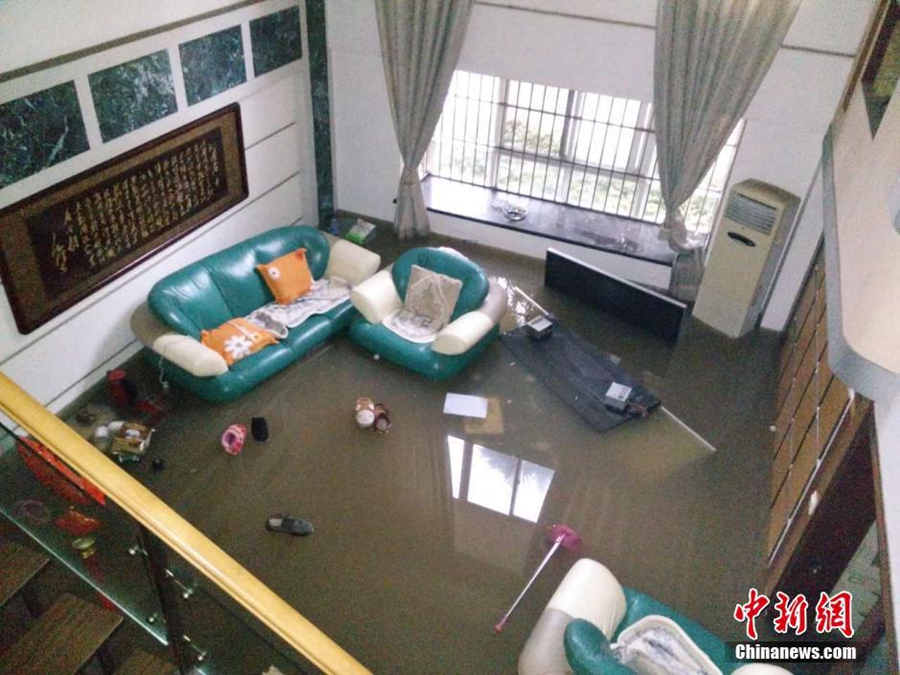 Waterlogging paralyzes Chinese metropolis on Yangtze