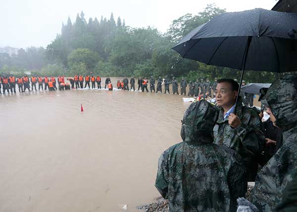 Premier Li stresses protecting lives in flood zone