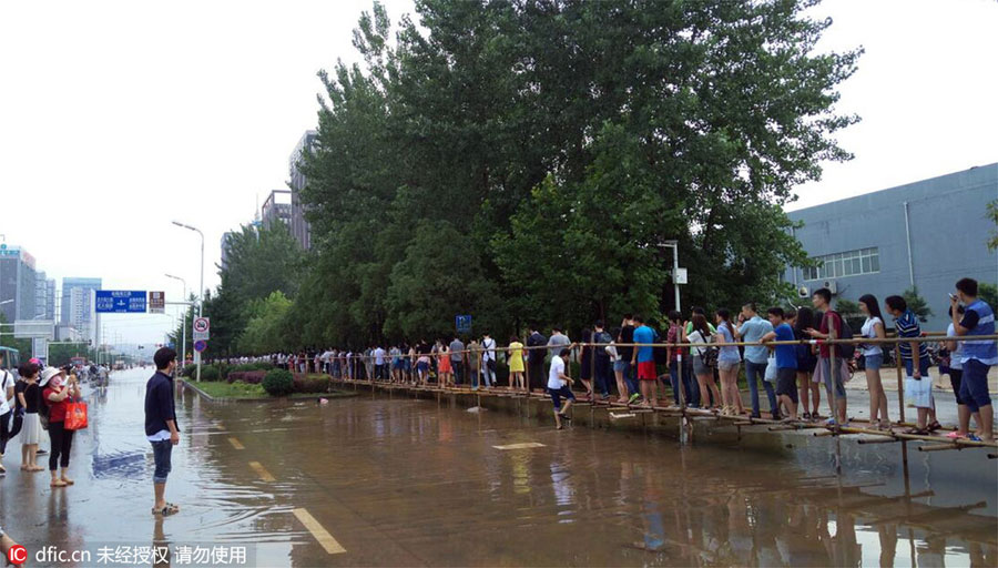 Life goes on in flooded Wuhan