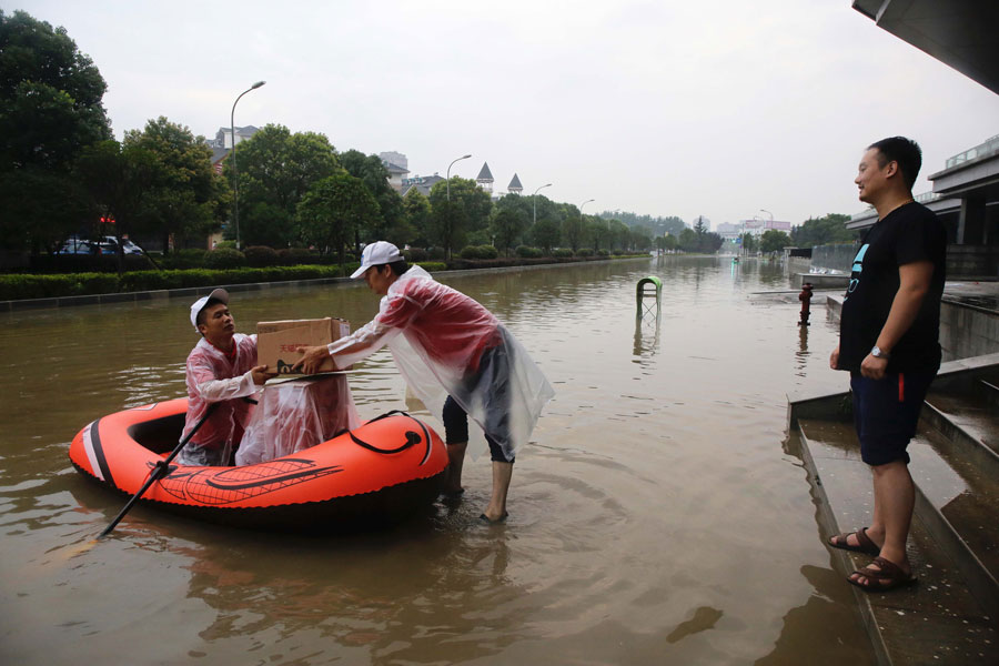 Life goes on in flooded Wuhan