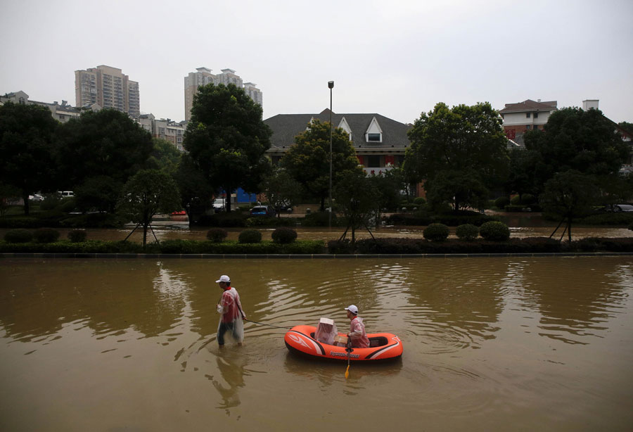 Life goes on in flooded Wuhan