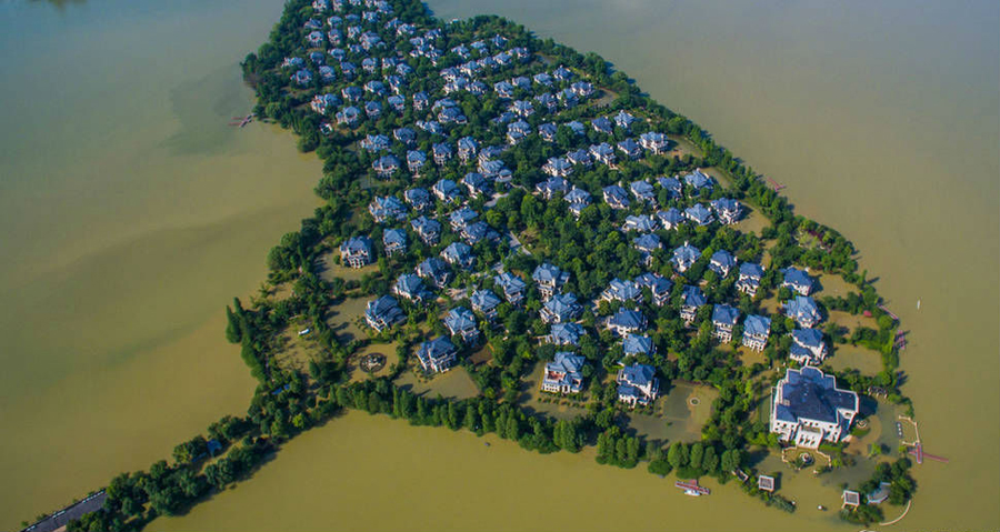 Flood besieges luxury villa district in central China
