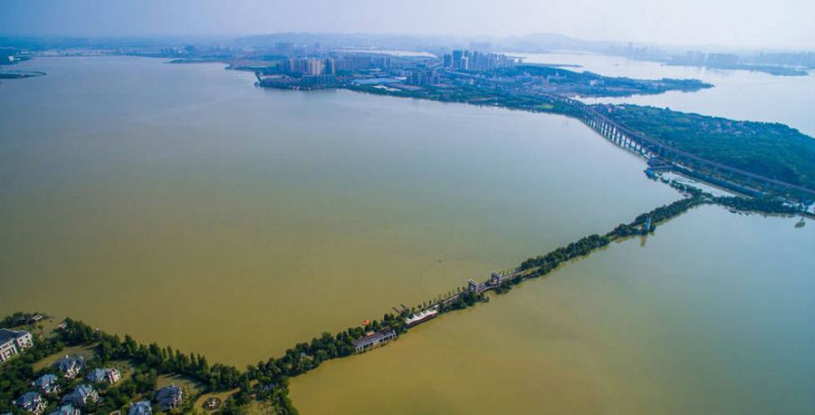 Flood besieges luxury villa district in central China