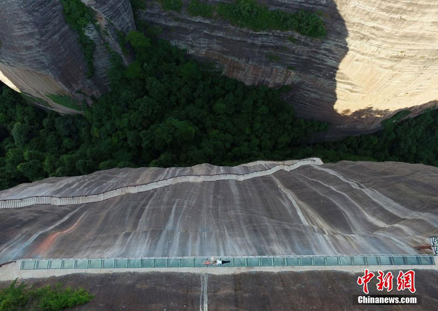 Skywalk glass bridge opens to public in central China