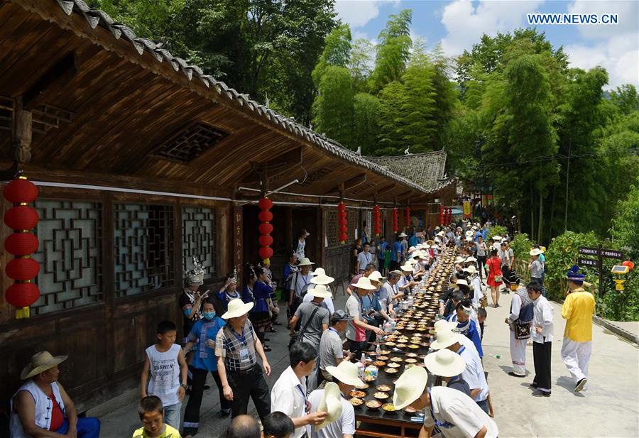 People enjoy meal during 'Helong Banquet' in Central China