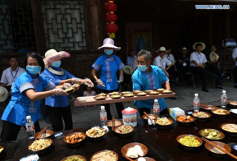 People enjoy meal during 'Helong Banquet' in Central China