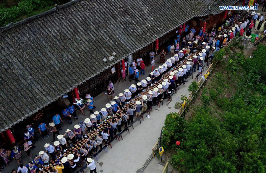 People enjoy meal during 'Helong Banquet' in Central China