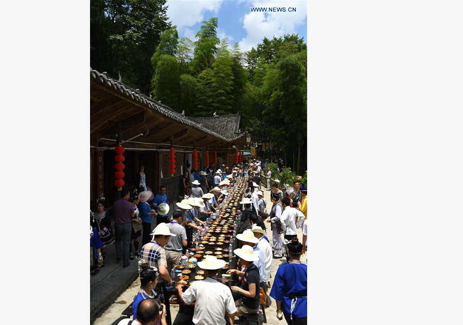 People enjoy meal during 'Helong Banquet' in Central China