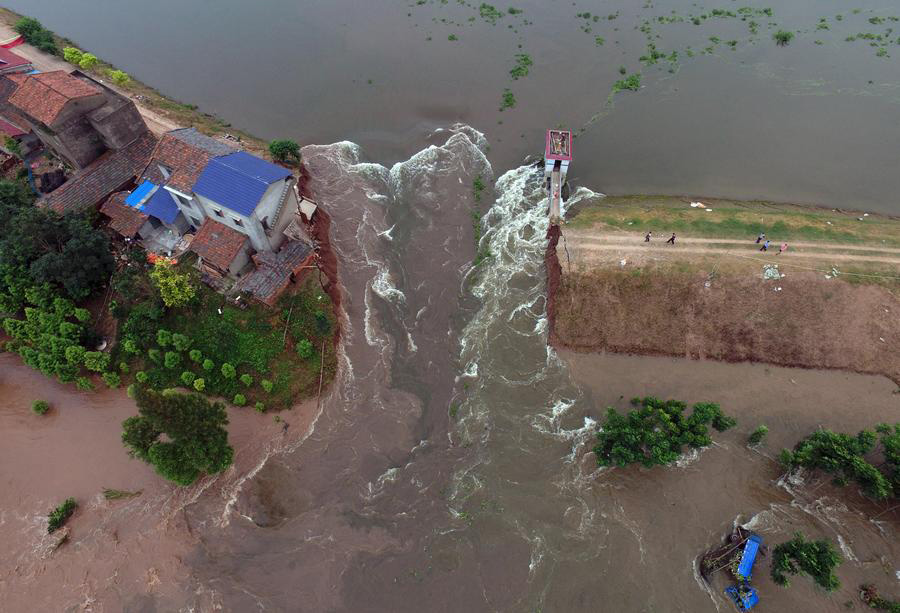 Dike breach forces residents to evacuate in Central China
