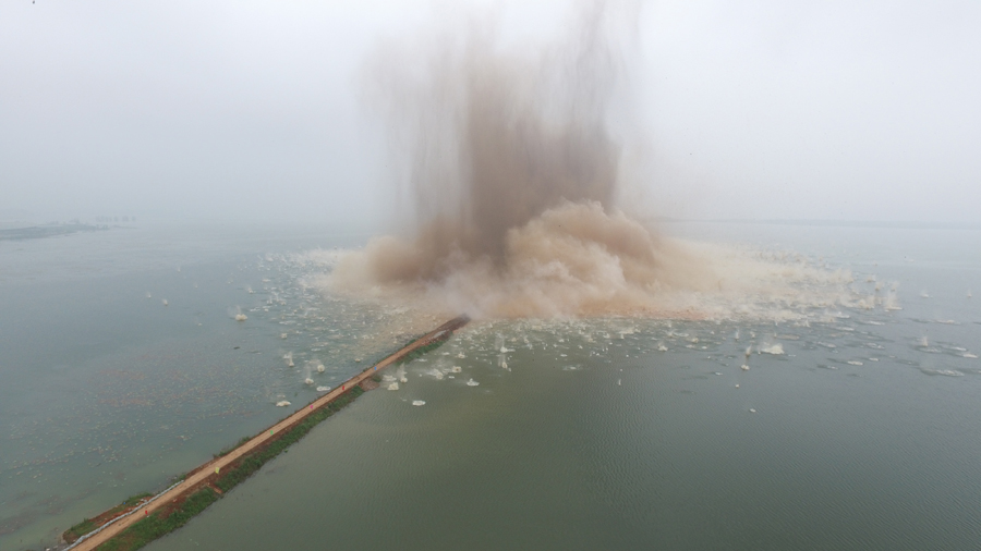 Hubei blows up dike to disperse floodwater
