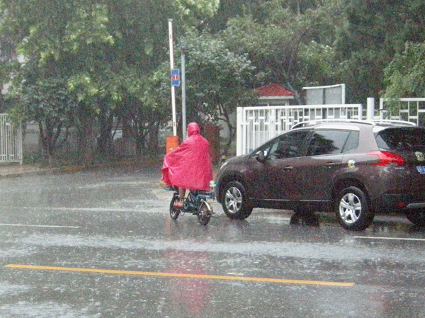 Photos, videos of heavy rains in Beijing flood internet
