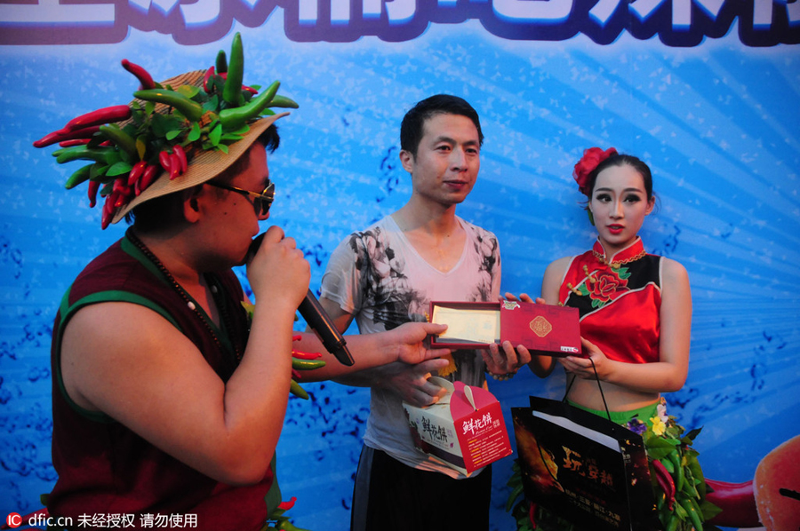 Hot pepper and ice tub challenge held in E China