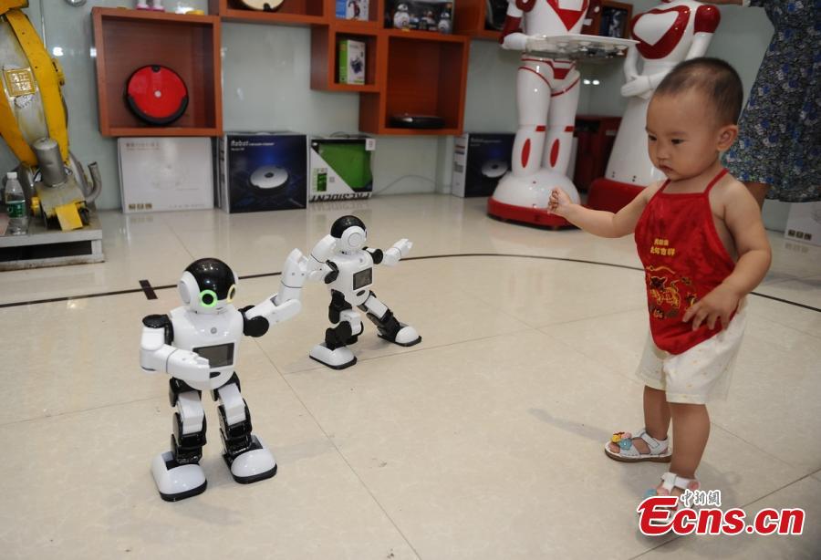 Robot shop entertains customers in Central China