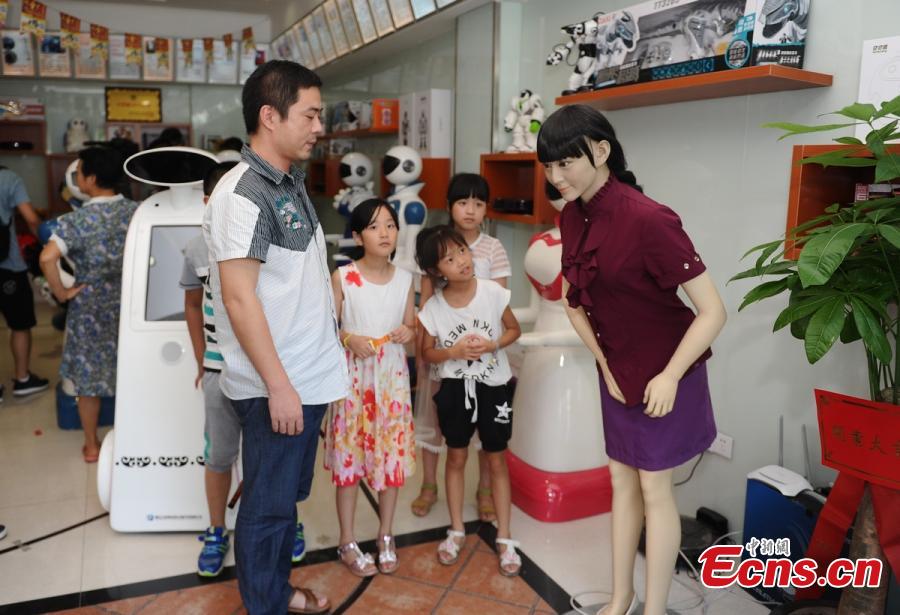 Robot shop entertains customers in Central China