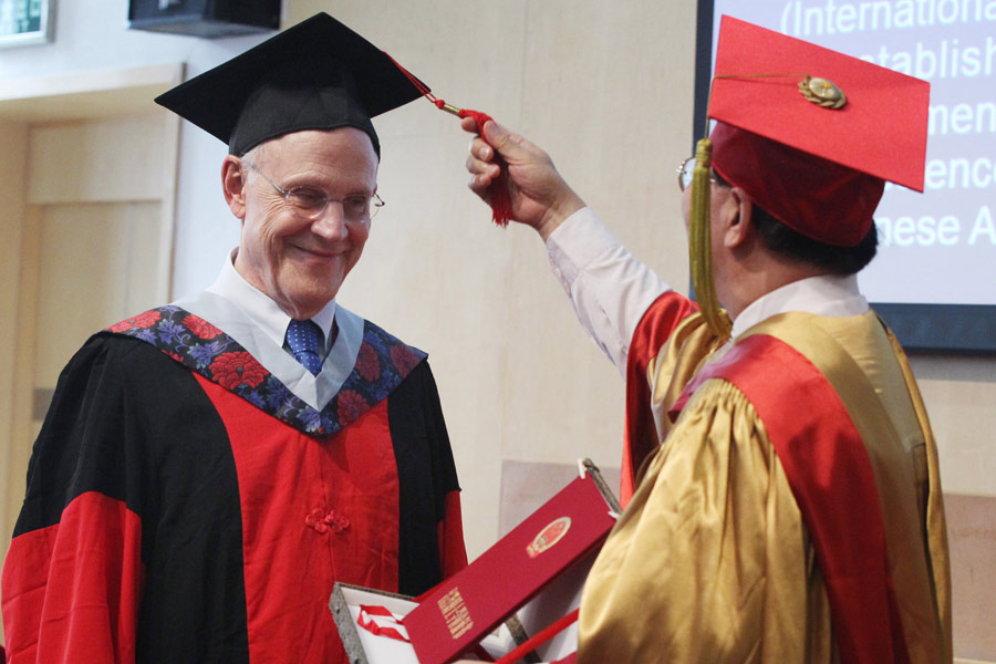 International top scientists receive honorary doctorate degrees at UCAS