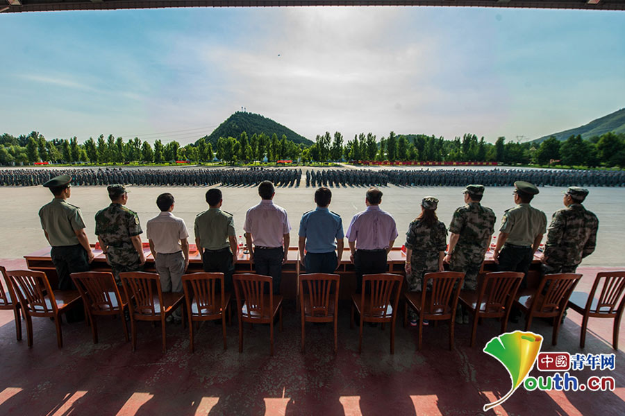 Chinese students receive military training