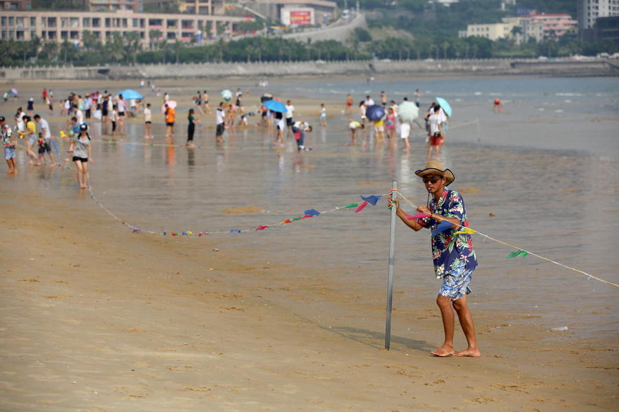 Guangzhou on high alert as Typhoon Nida causes traffic chaos