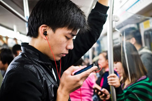 Smartphones dominate access to internet in China