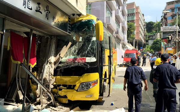 30 mainland tourists injured in bus crash