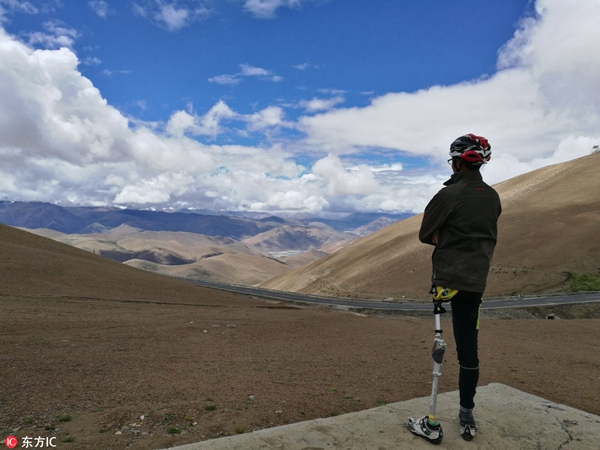 One-legged man cycles 2,800 km to reach Mount Qomolangma