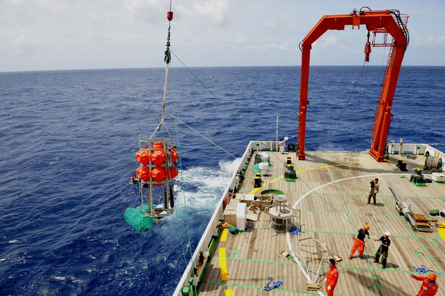 China's submersible finishes research in New Britain Trench