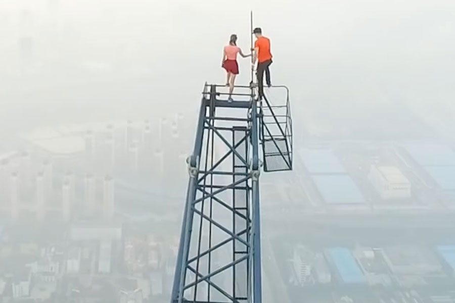 Daredevil couple scales China's tallest construction site