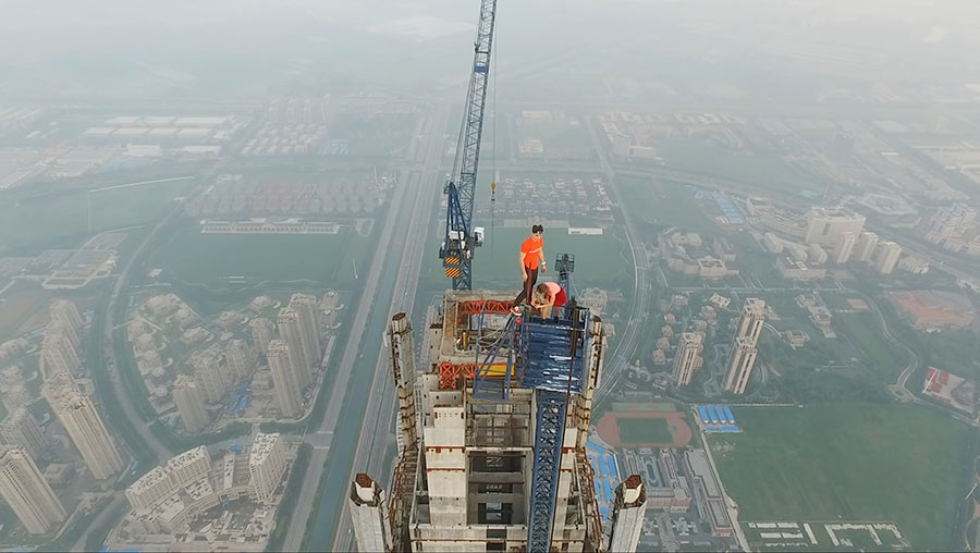 Daredevil couple scales China's tallest construction site