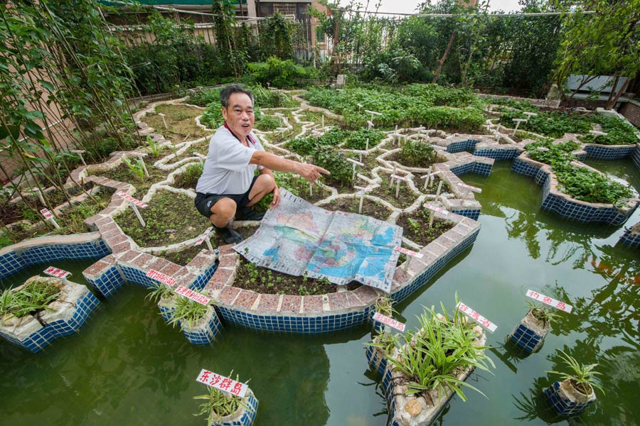 A retired teacher builds a miniature China map on his balcony