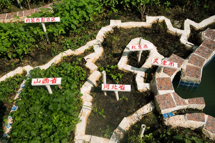 A retired teacher builds a miniature China map on his balcony
