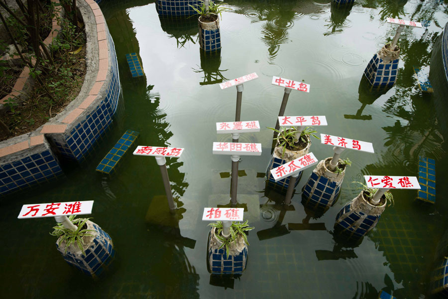 A retired teacher builds a miniature China map on his balcony