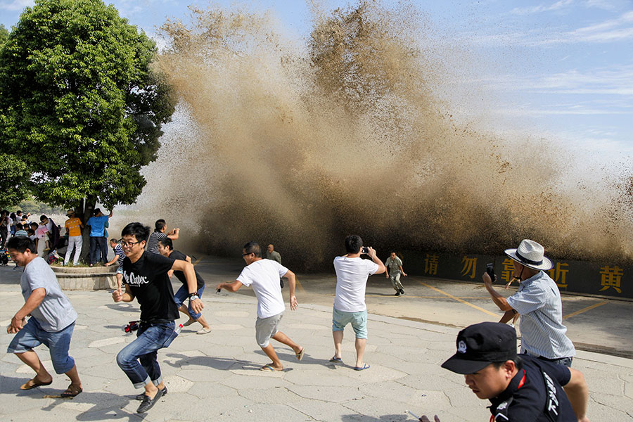 Visitors view soaring tide of Qiantang River