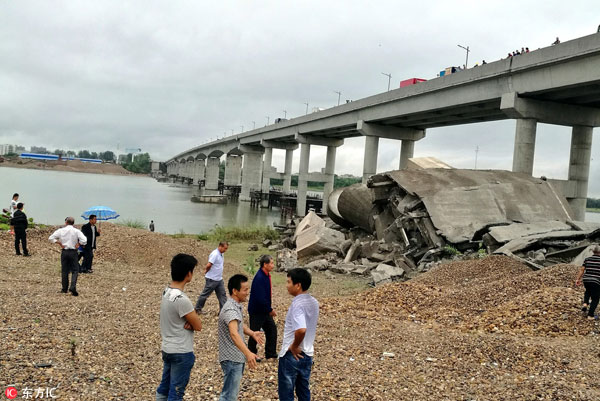 Three missing, five injured after bridge collapses in Jiangxi