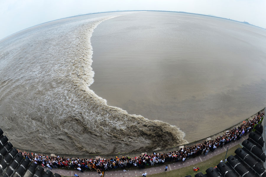 Tourists flock to watch tide of Qiantang River