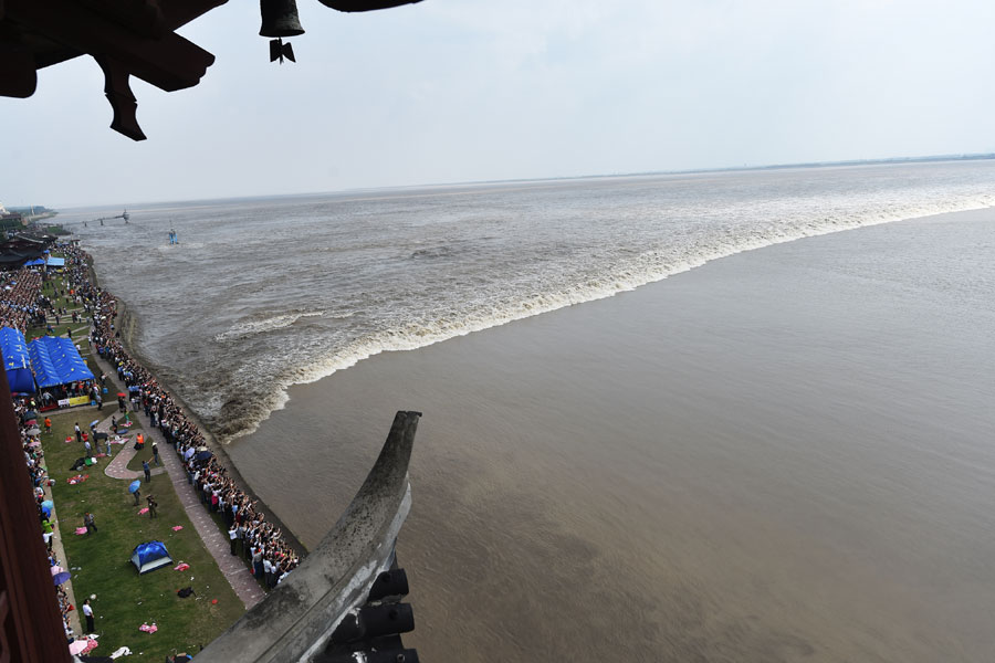 Tourists flock to watch tide of Qiantang River