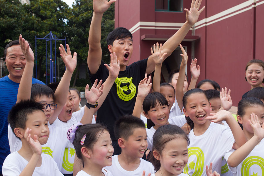 'Flying man' Liu Xiang encourages more students to do daily exercises