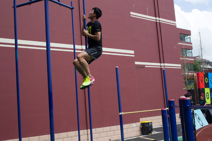 'Flying man' Liu Xiang encourages more students to do daily exercises