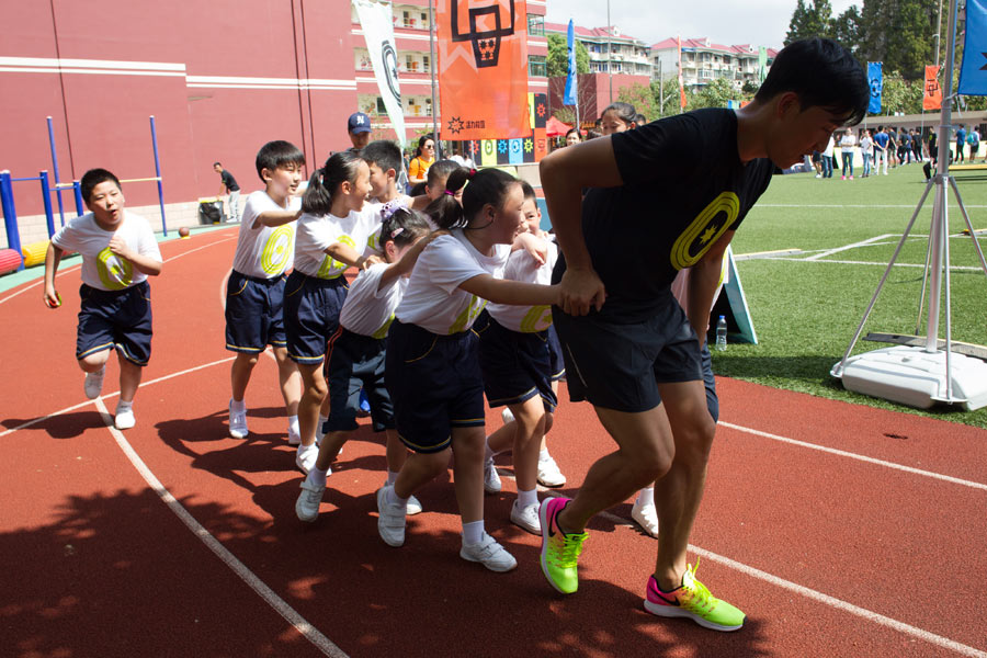 'Flying man' Liu Xiang encourages more students to do daily exercises