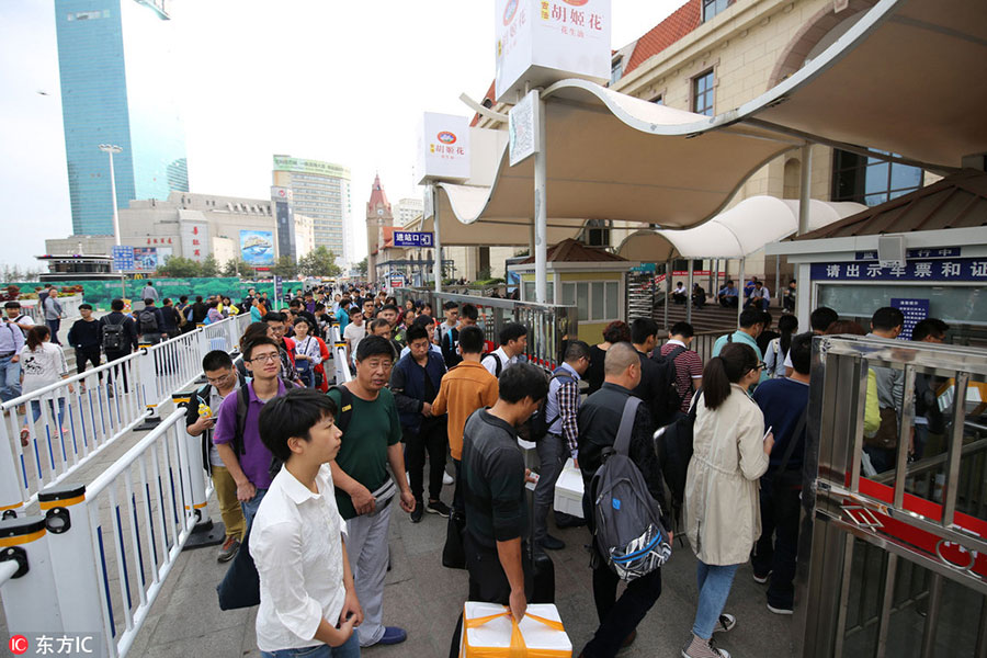 Passengers set off on trips for coming National Day holidays