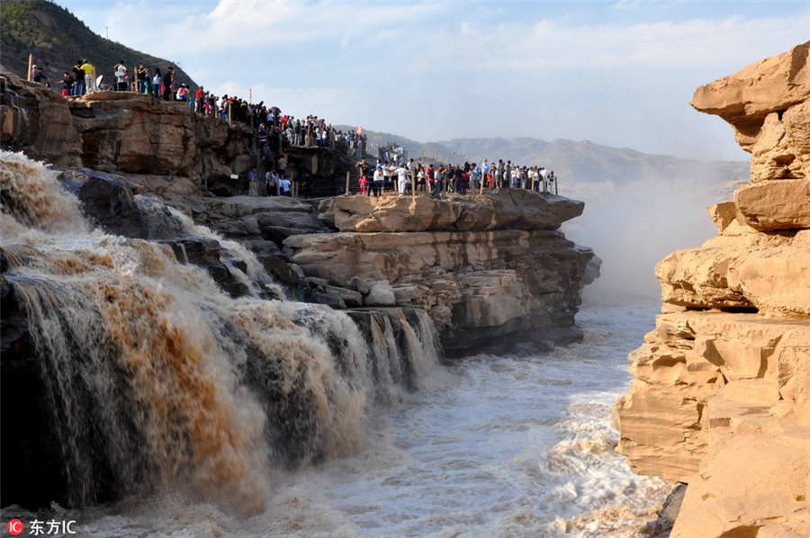 Massive surge of tourists at Hukou Waterfall