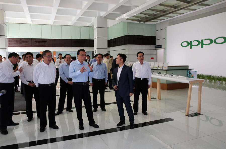 Premier Li visits companies in Dongguan