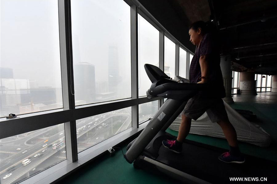 Smog envelopes capital of China