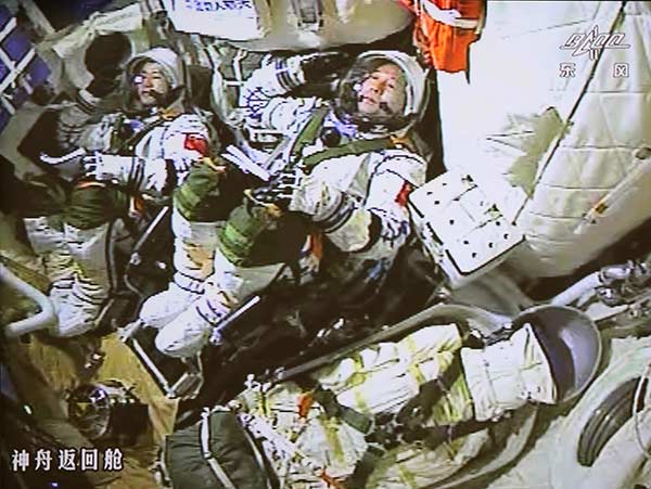 Astronauts enjoy range of delicacies on Shenzhou XI