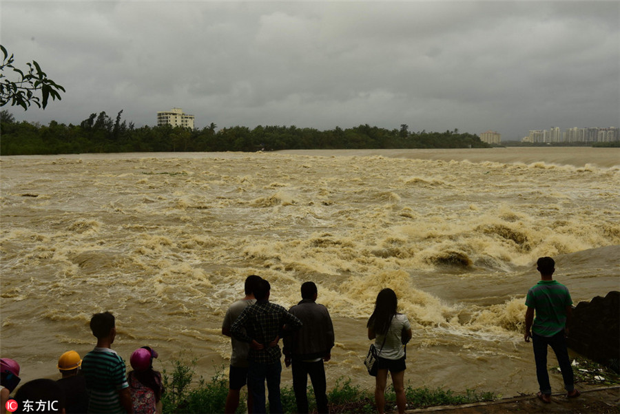 Typhoon Sarika makes landfall in South China