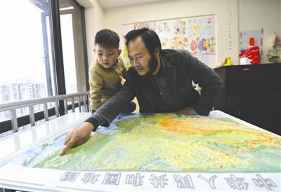 Father and son express gratitude by traveling to 200 Chinese cities