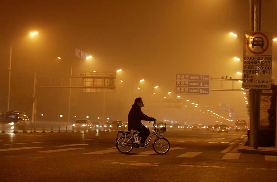 Heavy smog returns to Beijing
