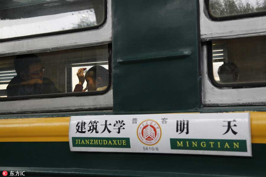 College students in E China enjoy meals in train-turned-canteen