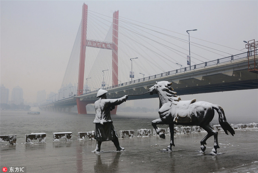 Diverse levels of fog and smog seen across China