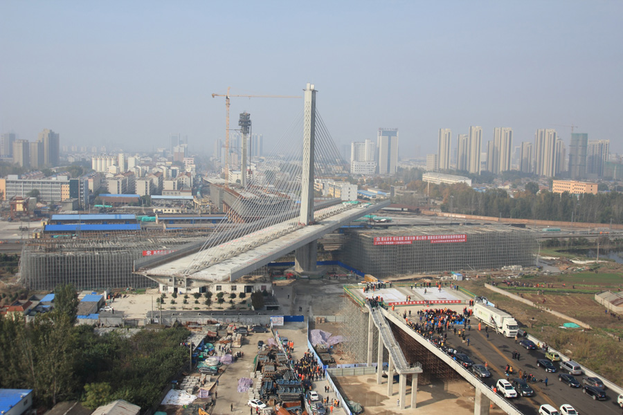 Overhead bridge rotated in E China